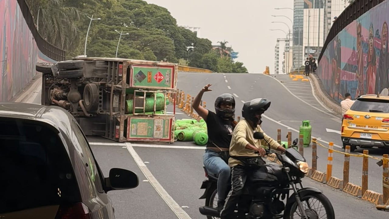Volcamiento de camión que transportaba pipas de gas propano a la salina del Túnel Mundialista de Cali.