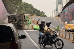 Volcamiento de camión que transportaba pipas de gas propano a la salina del Túnel Mundialista de Cali.