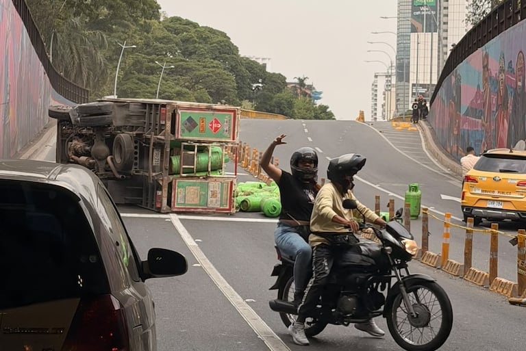 Volcamiento de camión que transportaba pipas de gas propano a la salina del Túnel Mundialista de Cali.
