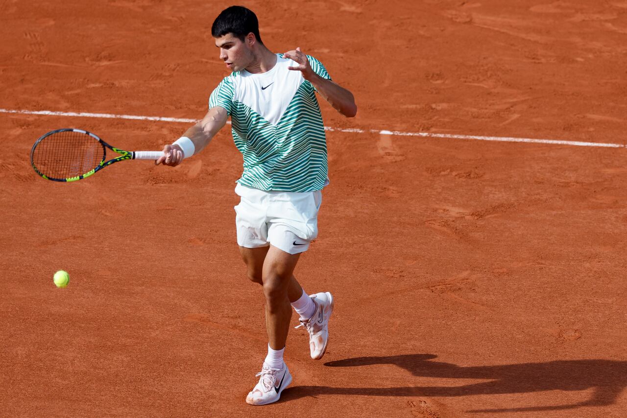 El español Carlos Alcaraz juega un tiro contra el serbio Novak Djokovic durante su partido de semifinales del Abierto de Francia en el estadio Roland Garros de París, el viernes 9 de junio de 2023. (AP Photo/Jean-Francois Badias)