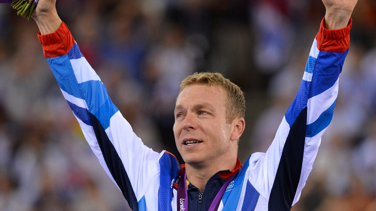 El ciclista Chris Hoy en el podio en uno de los Juegos Olímpicos donde ganó medalla de oro, plata y bronce.