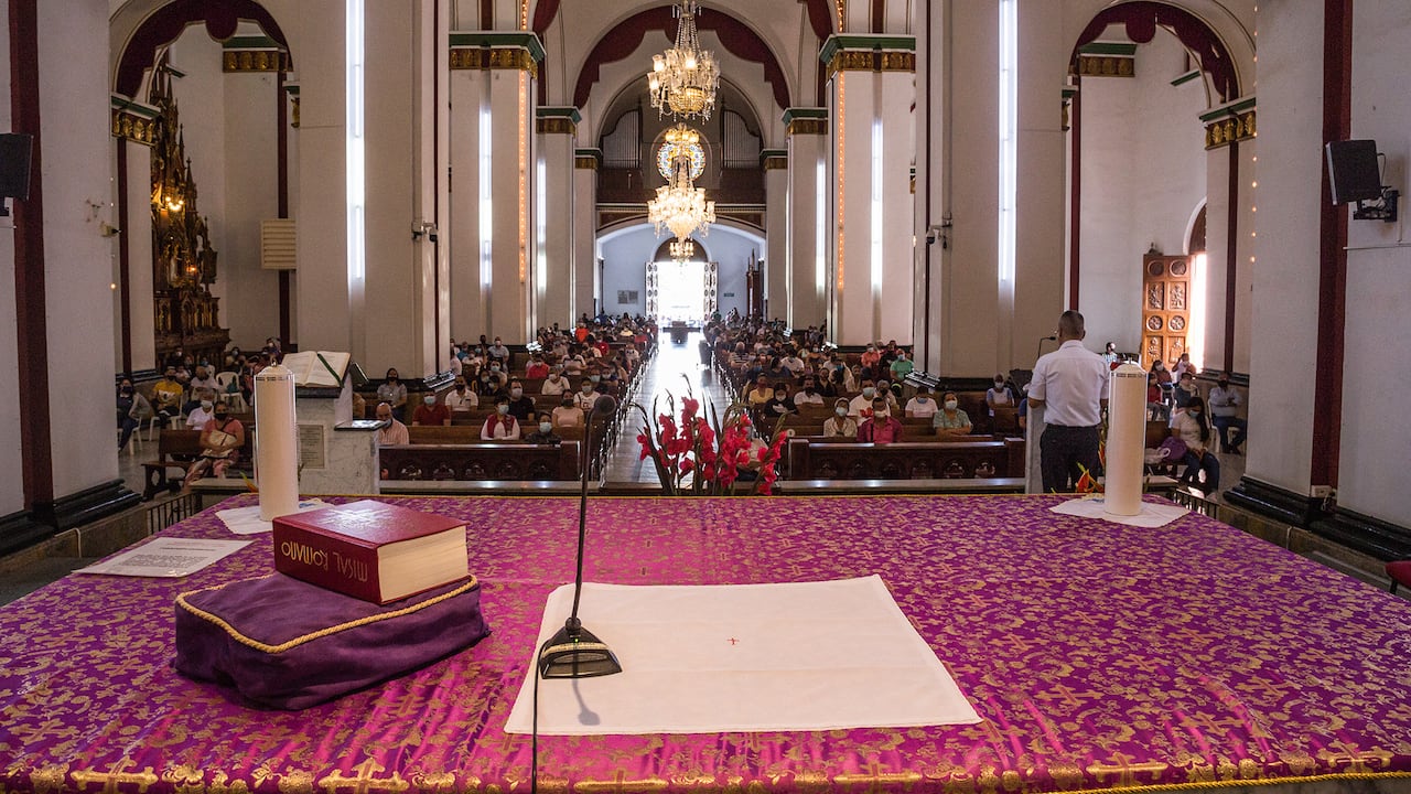 Semana Santa en Buga Catedral de San Pedro Basilica del Señor de los Milagros