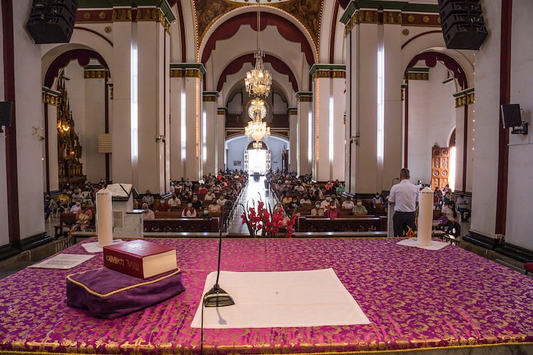Semana Santa en Buga Catedral de San Pedro Basilica del Señor de los Milagros