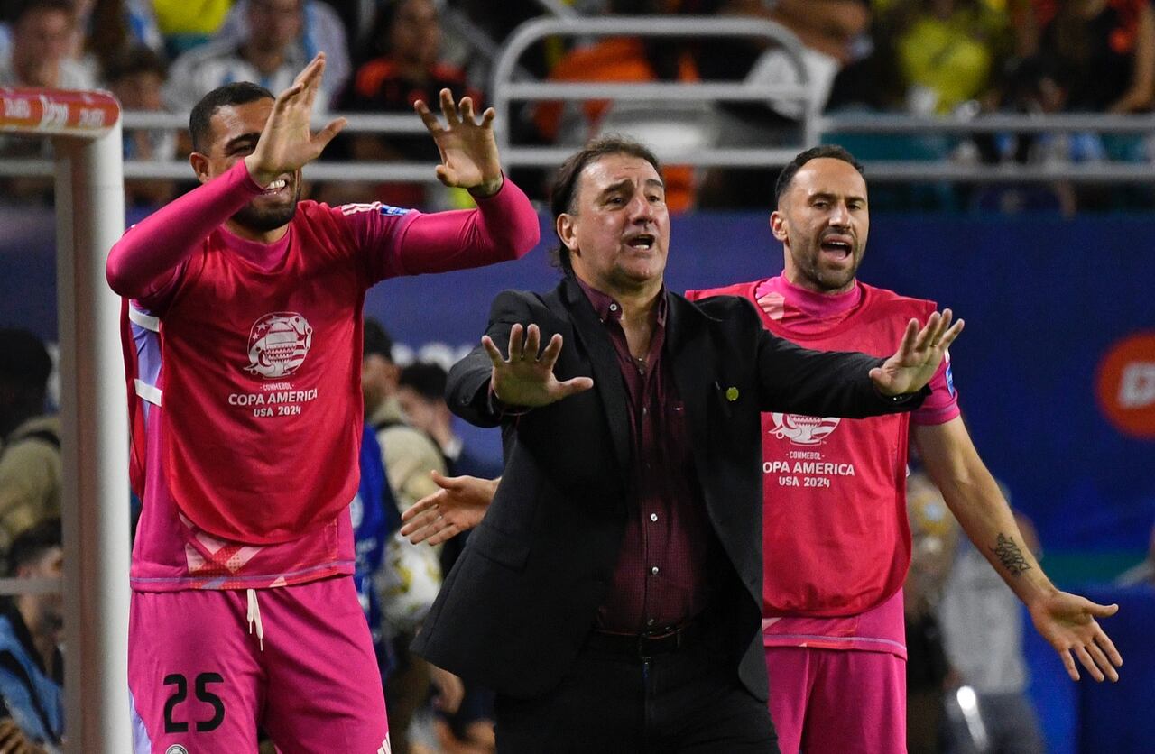 El técnico de la Selección Colombia, Néstor Lorenzo, da indicaciones a los jugadores junto con el arquero Álvaro Montero (izq.) y David Ospina (der.).