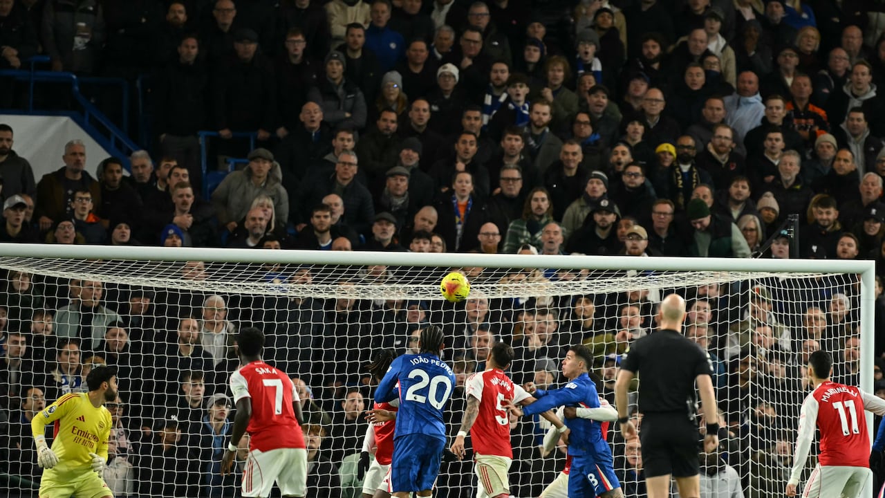 El balón entra en la red del Arsenal tras un cabezazo del defensa inglés #23 del Chelsea, Trevoh Chalobah (no en la foto), después de un tiro de esquina durante el partido de fútbol de la Premier League inglesa entre Chelsea y Arsenal en Stamford Bridge en Londres el 30 de noviembre de 2025. (Foto de JUSTIN TALLIS / AFP)