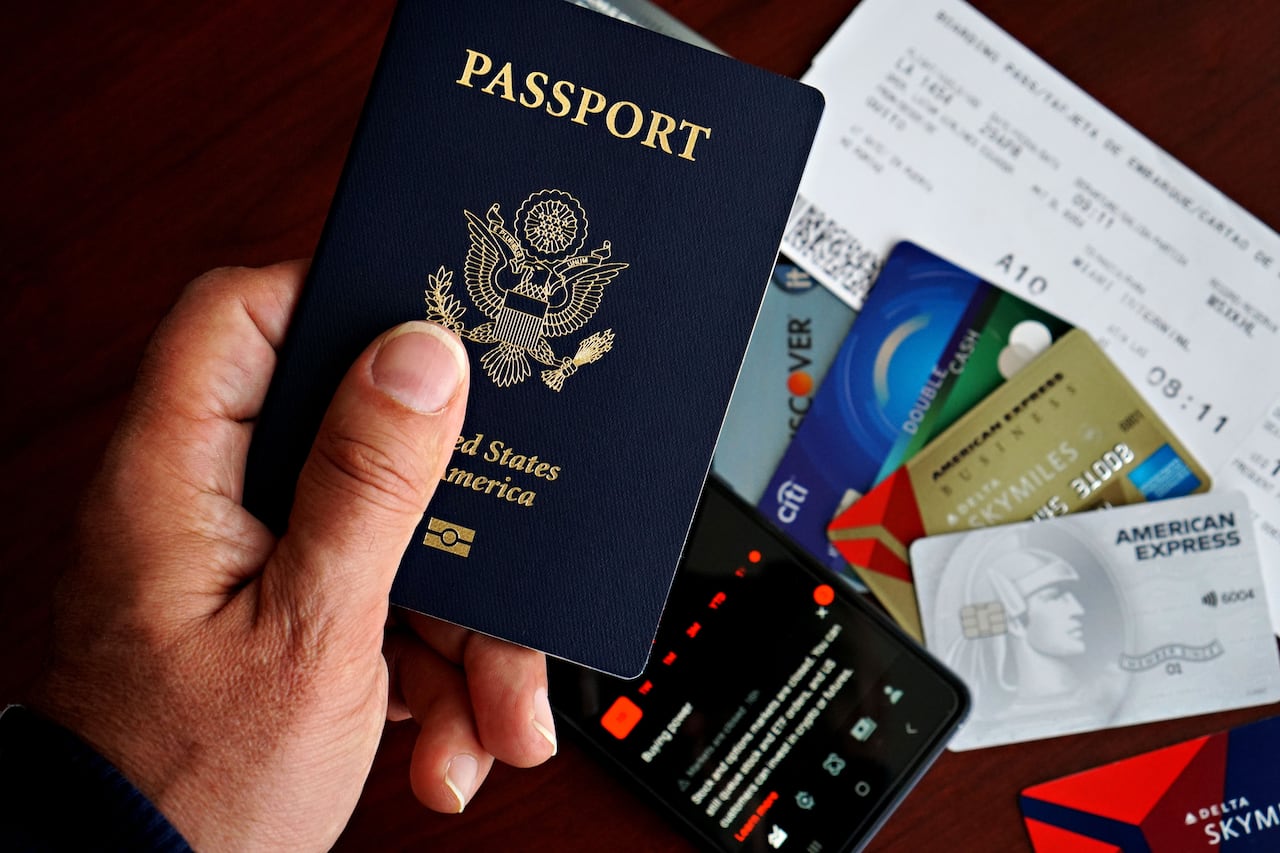 Documentos obtenidos mediante engaño: con la identidad del menor, el hombre consiguió pasaporte estadounidense, licencia de conducción, número de Seguro Social y otros registros oficiales.