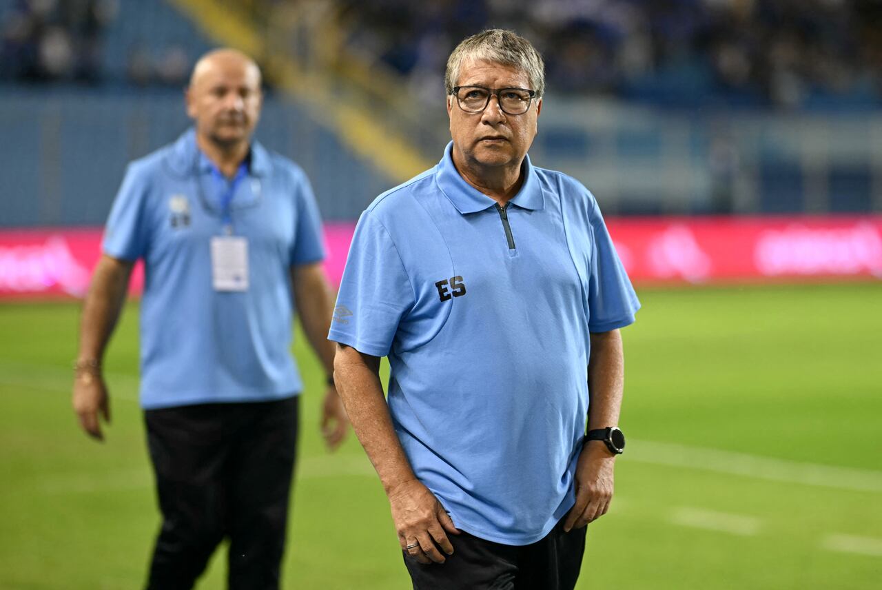 El entrenador colombiano de El Salvador, Hernán Darío 'Bolillo' Gómez, observa durante el partido de clasificación de la CONCACAF para la Copa Mundial de la FIFA 2026 entre El Salvador y Surinam en el estadio Cuscatlán en San Salvador el 10 de junio de 2025. (Foto de Marvin RECINOS / AFP)