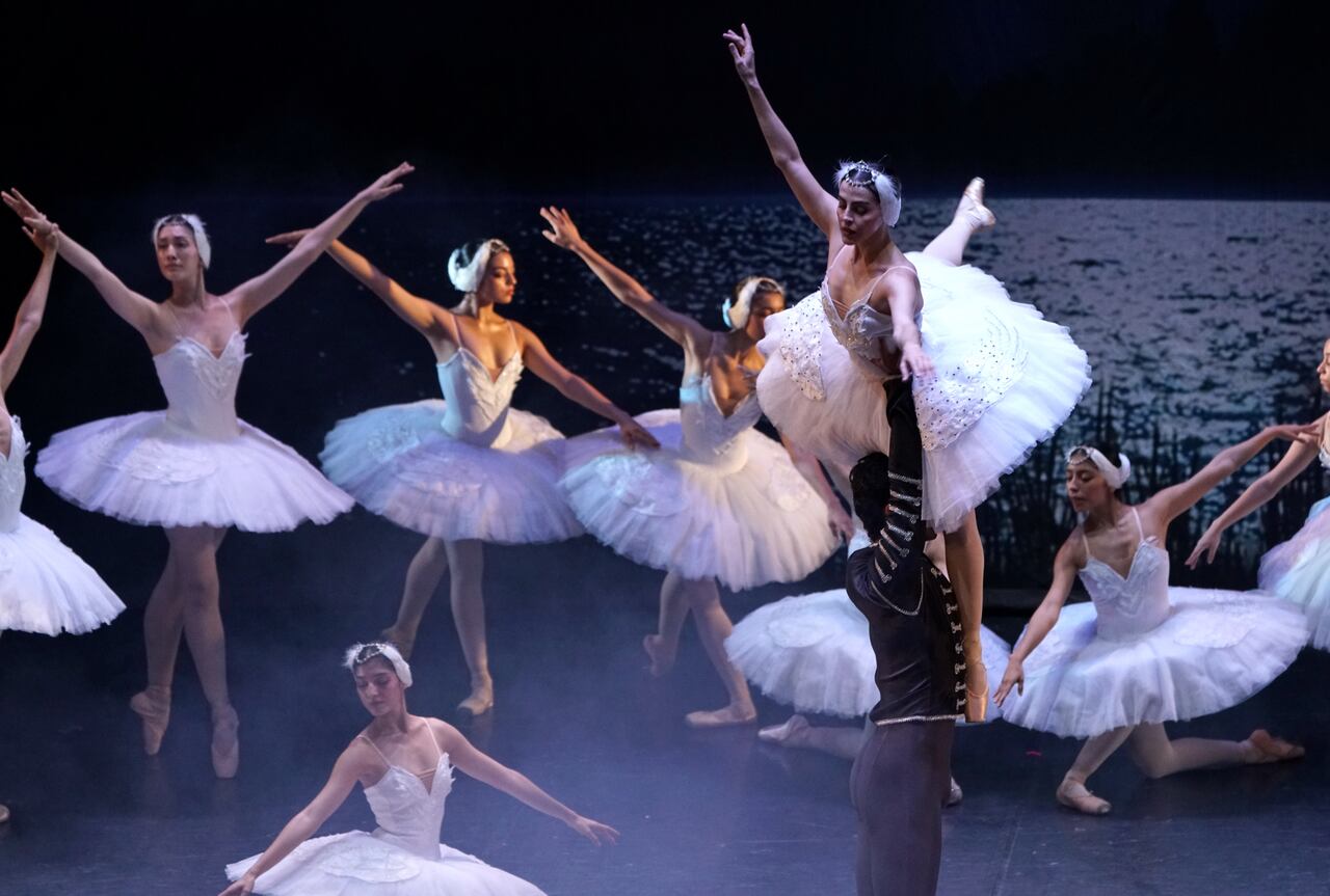 Ensayo de ballet con la obra del Lago Cisnes, con bailarines de Incolballet, acompañados de la Banda Departamental en el teatro Municipal. Foto Jorge Orozco.
