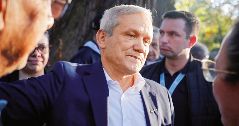 El jueves, el Tribunal de Bogotá ordenó la captura de Carlos Ramón González, mano derecha del presidente Gustavo Petro. Su defensa advierte una persecución.