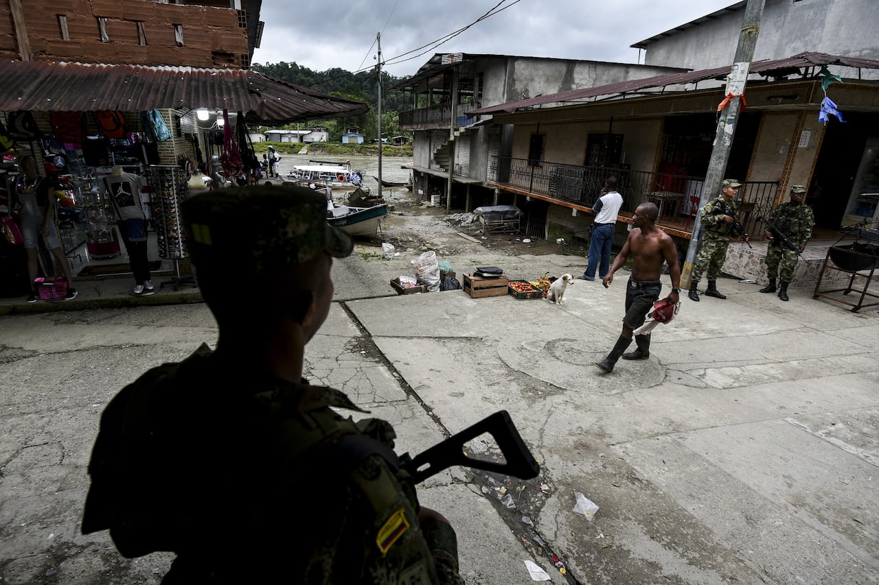 Police officers stand guard in a street of the municipality of Lopez de Micay, department of Cauca, in the southwest of Colombia, near the Pacific Ocean, Colombia, on November 6, 2018. Drug trafficking does not give in to the military offensive in Colombia, and now Mexicans supervise in person the shipments to the US. According to the DEA, 84% of the cocaine that entered in 2017 the US -the largest consumer of the drug-, did it through the Pacific. (Photo by LUIS ROBAYO / AFP)