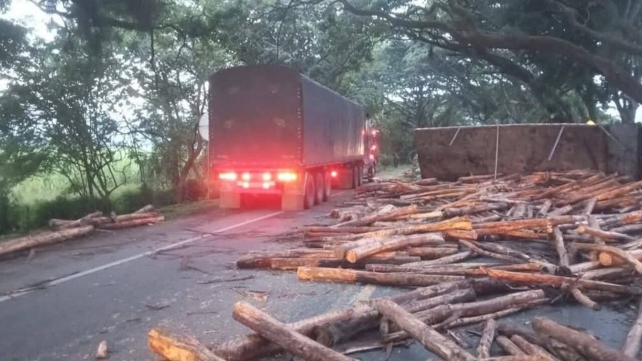 Volcamiento de camión que transportaba madera sobre la vía a Buenaventura.