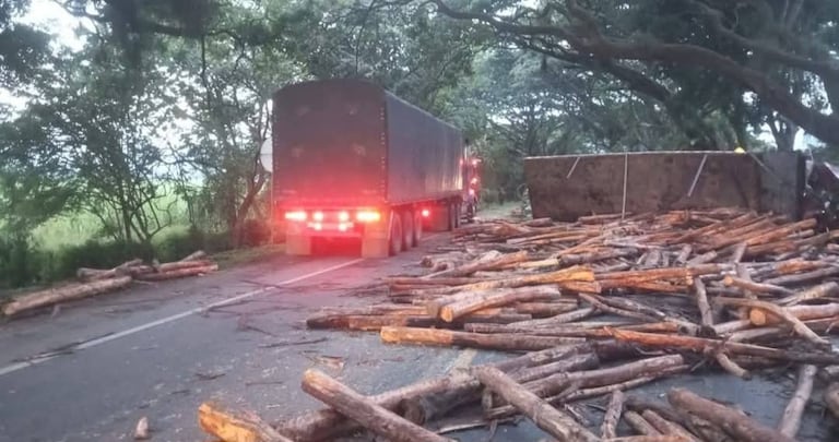 Volcamiento de camión que transportaba madera sobre la vía a Buenaventura.