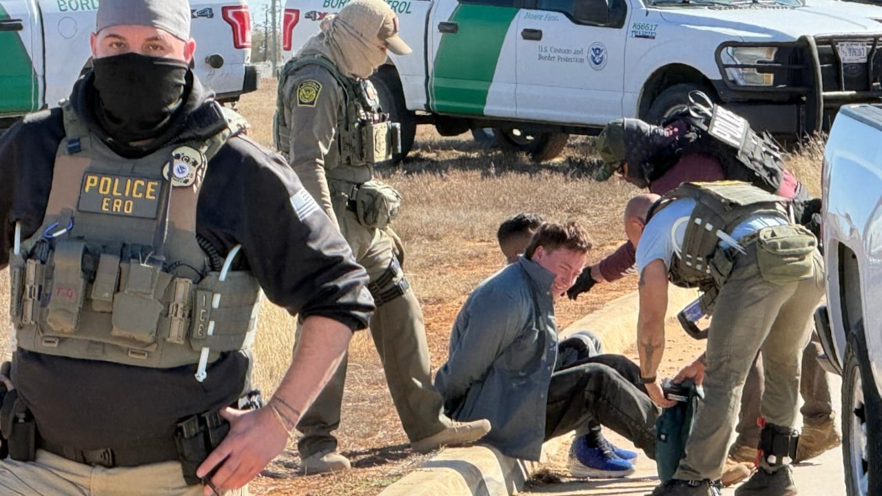Las fuerzas del orden detienen a un manifestante durante una manifestación y vigilia frente al Centro Residencial Familiar del Sur de Texas en Dilley, Texas, el 28 de enero de 2026. Liam Conejo Ramos, de cinco años, y su padre, Adrián Conejo Arias, solicitantes de asilo ecuatorianos que fueron arrestados el 20 de enero en Minneapolis por agentes del ICE, se encuentran retenidos en el centro junto con otras personas detenidas por el ICE.