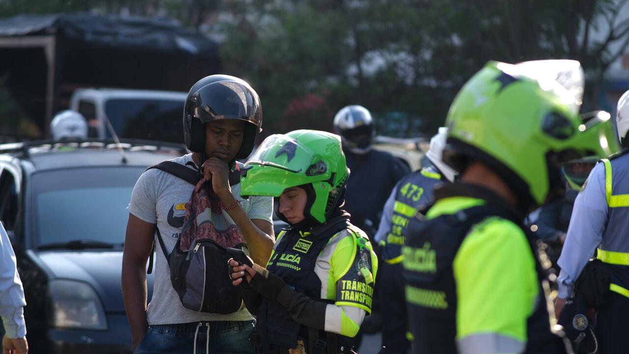 Controles y seguridad vial en Santiago de Cali contra transporte ilegal y revisión de documentos a conductores.
Secretaría de Movilidad de Cali
