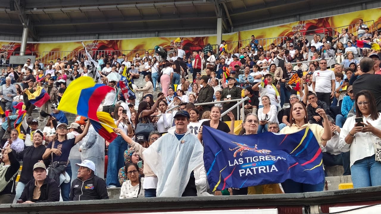 Cientos de caleños se aglomeran a las afueras del Arena Cañaveralejo para acompañar al candidato Abelardo de la Espriella a oficializar su aspiración por la carrera presidencial.