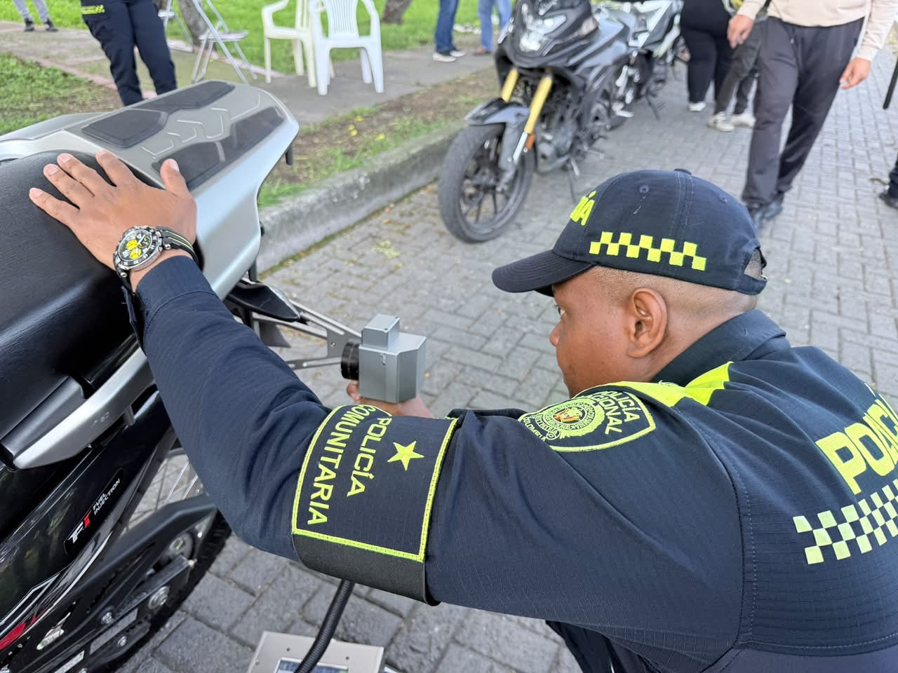 Algunas motocicletas también fueron incautadas por las autoridades.