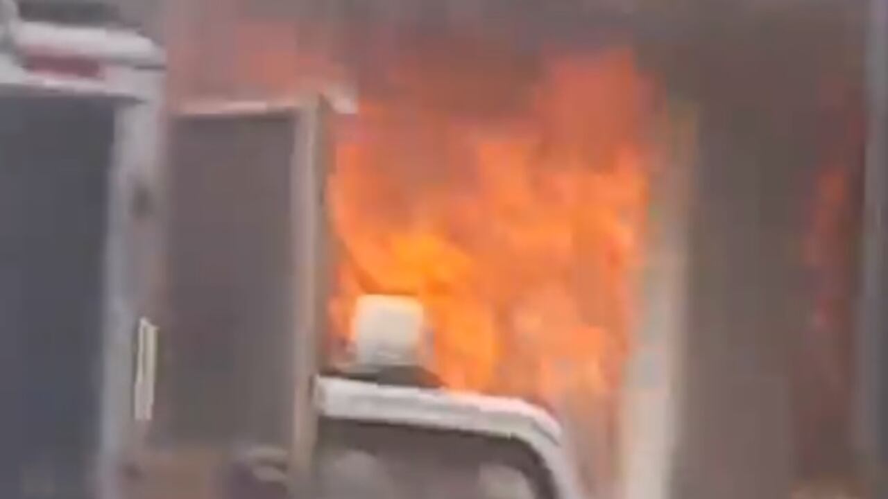 Incendio en el estadio Polideportivo Sur de Envigado. Bomberos buscan solucionar la emergencia.