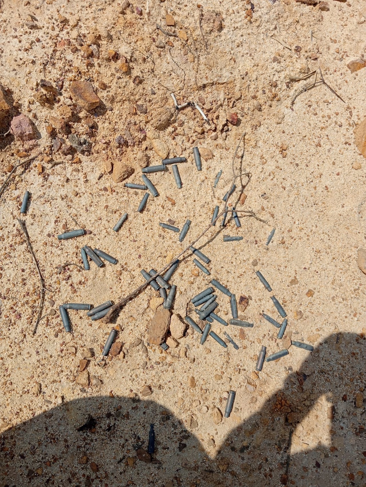 En el sitio quedó como evidencia la munición usada por esta organización armada al margen de la ley para atacar al Ejército. "Siempre nos atacaban desde esta montaña, de ahí la urgencia de conquistarla", relataron los soldados que participaron en este operativo militar.