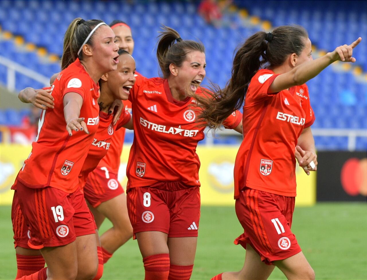 Copa Libertadores Femenino
En el estadio Pascual guerrero de cali, partido Internacional de Puerto Alegre de Brasil de rojo vs Nacional de Uruguay de blanco.