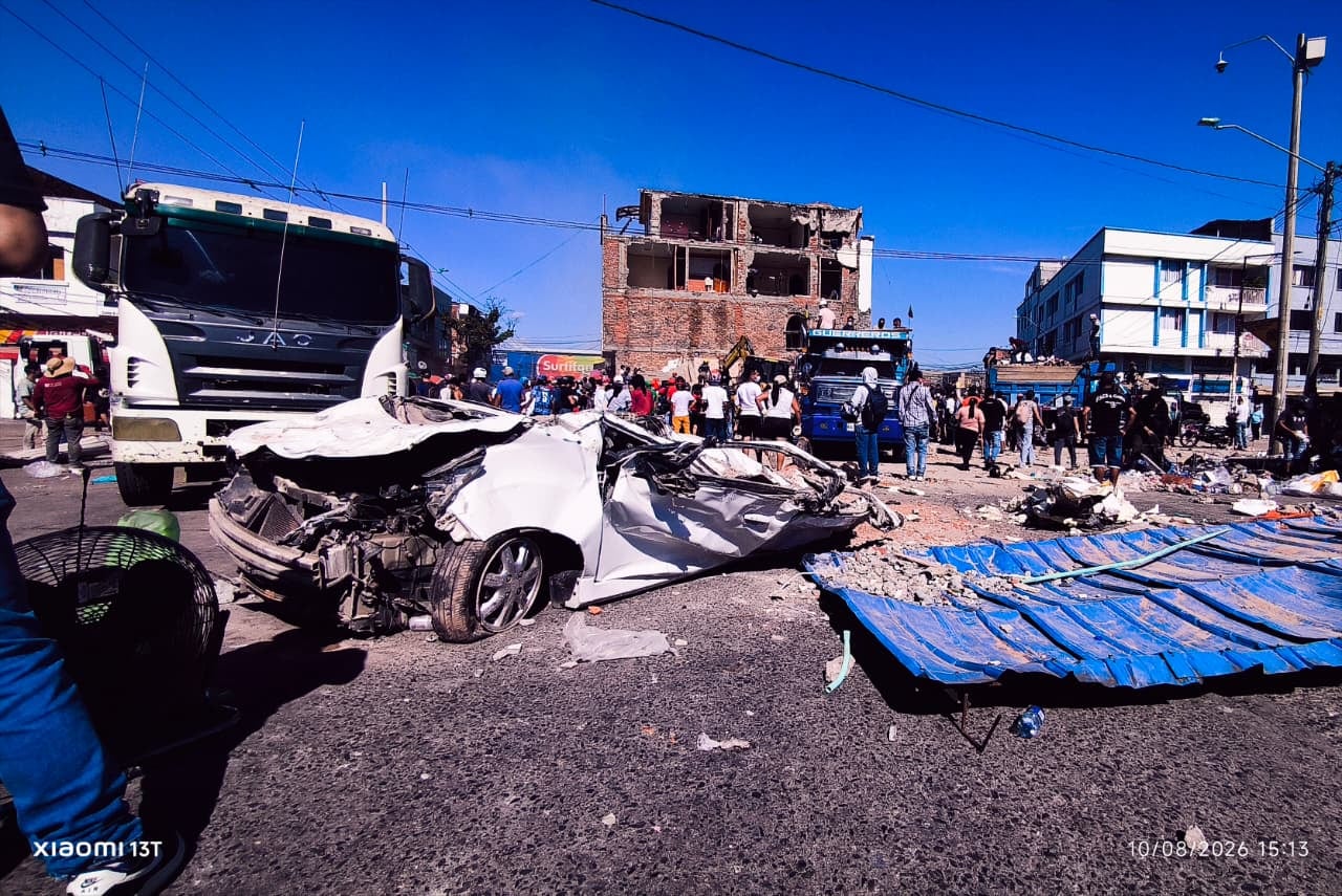Un vehículo quedó destruido en el barrio Alameda, tras colapso de un edificio. Foto Hugo Mario Cárdenas.
