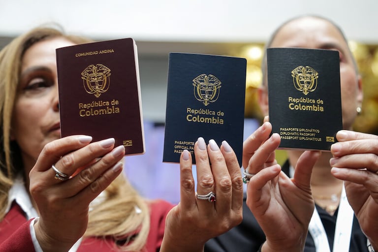 El Gobierno defiende el cambio en la producción de pasaportes mientras crecen los cuestionamientos sobre el origen de las libretas. Foto: Colprensa.