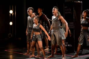 La otredad es una obra de danza contemporánea que apunta a la sanación de los pueblos negros repartidos en la diáspora. Aquí, 15 jóvenes afrodescendientes del Distrito de Tumaco, bajo la dirección de la muy comprometida coreógrafa Diana Cortés. 
Obra: LA OTREDAD. Género: Danza teatro. Compañía: Pacific Dance.