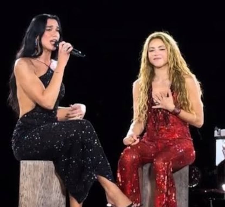 Shakira y Dua Lipa durante el treceavo concierto de la barranquillera en Madrid, España.