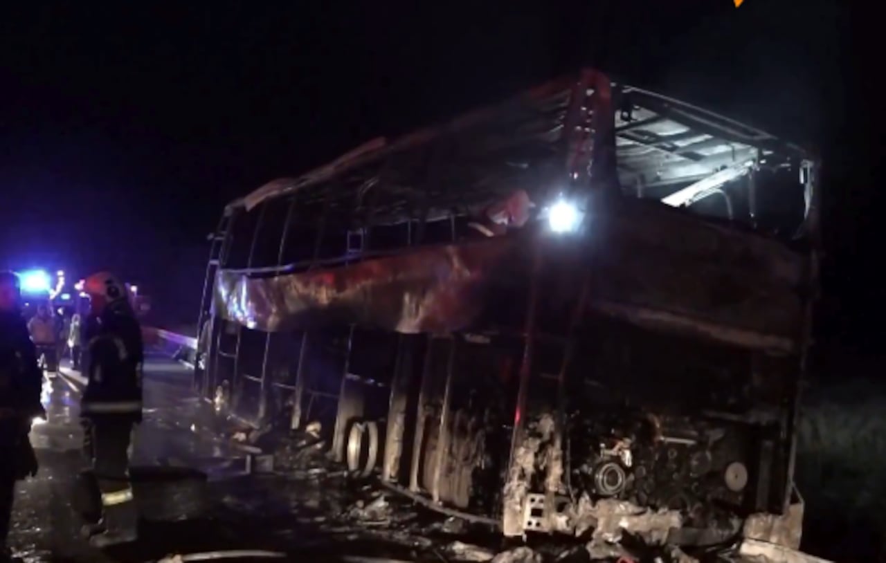 El accidente provocó un incendio.