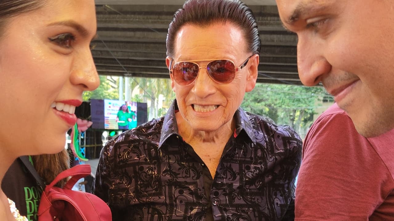 Alfredo Linares, junto a los bailarines Viviana Vargas y Brando Pérez, participan en la carroza durante el desfile del Carnaval de Cali Viejo.