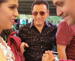 Alfredo Linares, junto a los bailarines Viviana Vargas y Brando Pérez, participan en la carroza durante el desfile del Carnaval de Cali Viejo.