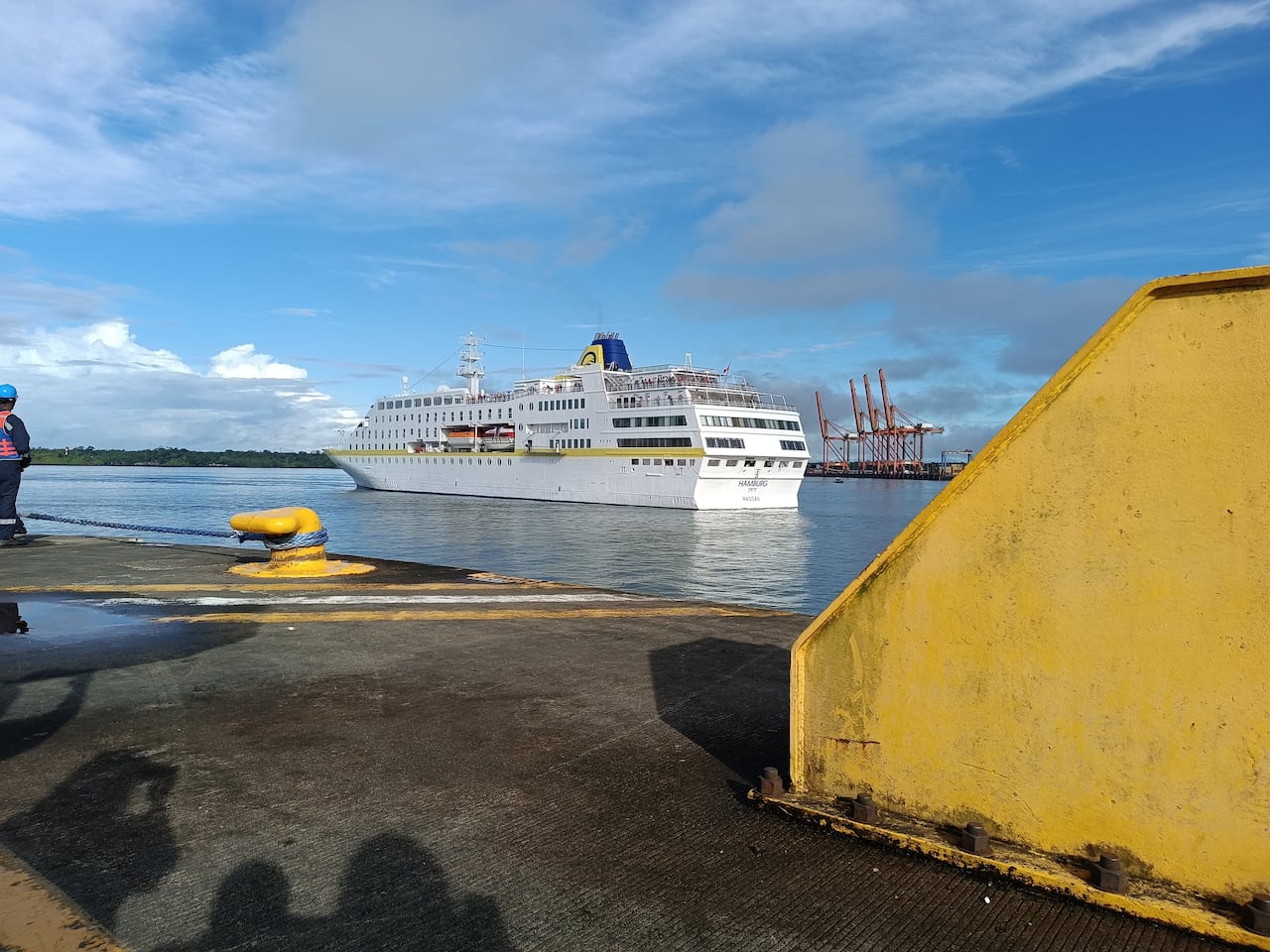 Llegada del primer crucero de turistas al Puerto de Buenaventura. Son alrededor de 400 personas provenientes de Alemania que arribaron al principal puerto de Colombia a bordo de la embarcación Hamburg.