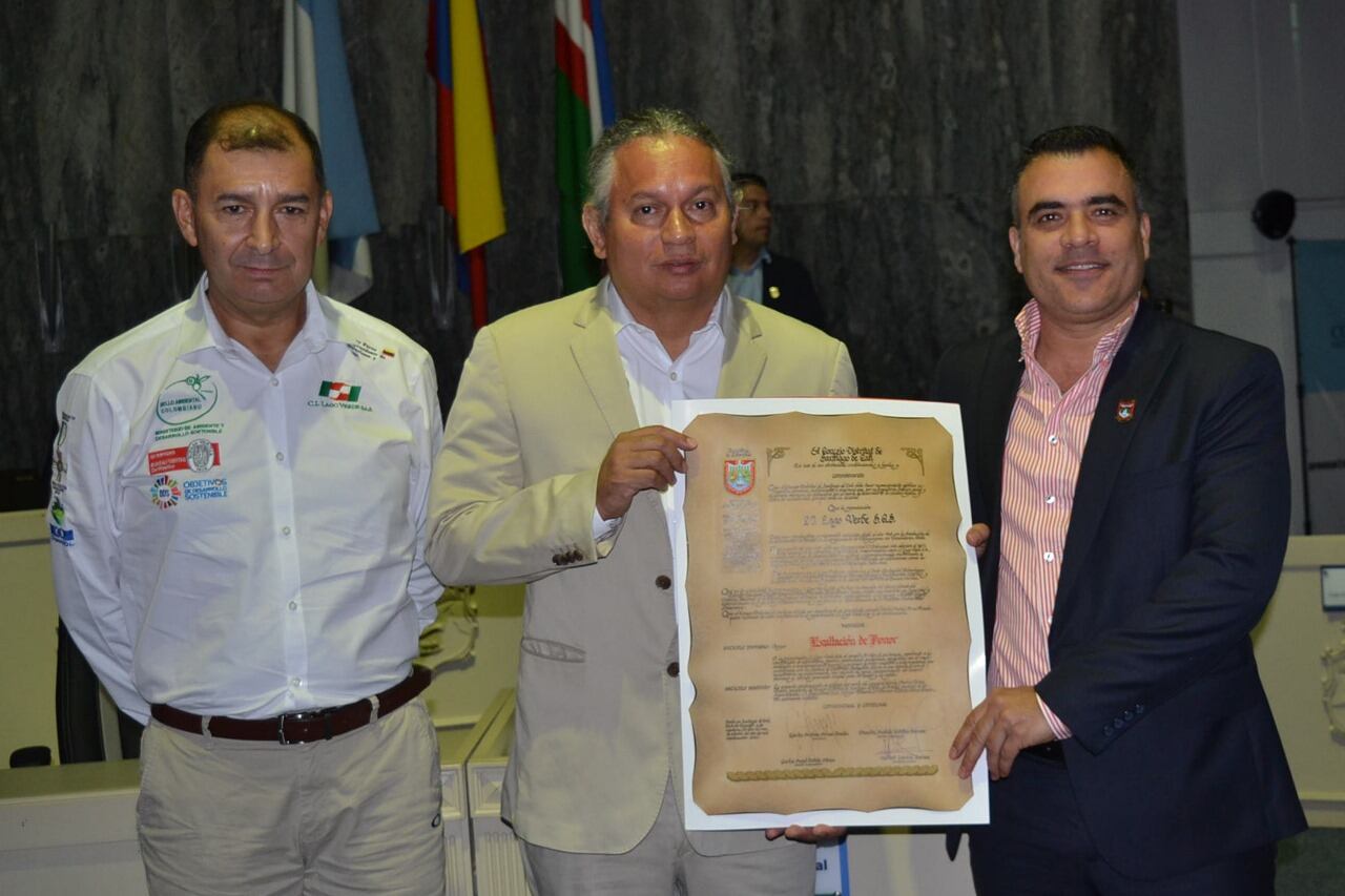 El Concejo Distrital de Santiago de Cali entregó durante ceremonia especial plenaria un reconocimiento a C.I. Lago Verde por su aporte al desarrollo de la región.