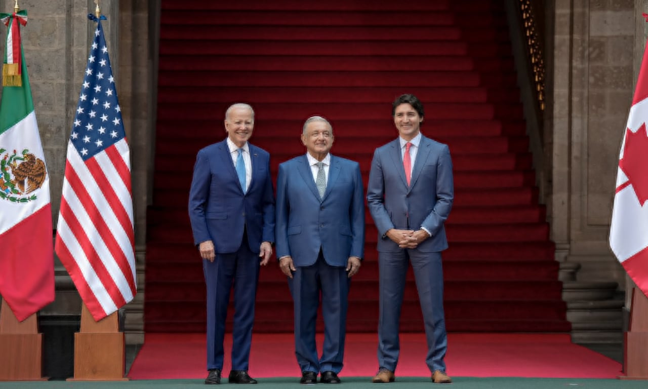 Foto oficial de la cumbre de presidentes del T-MEC realizada en México.