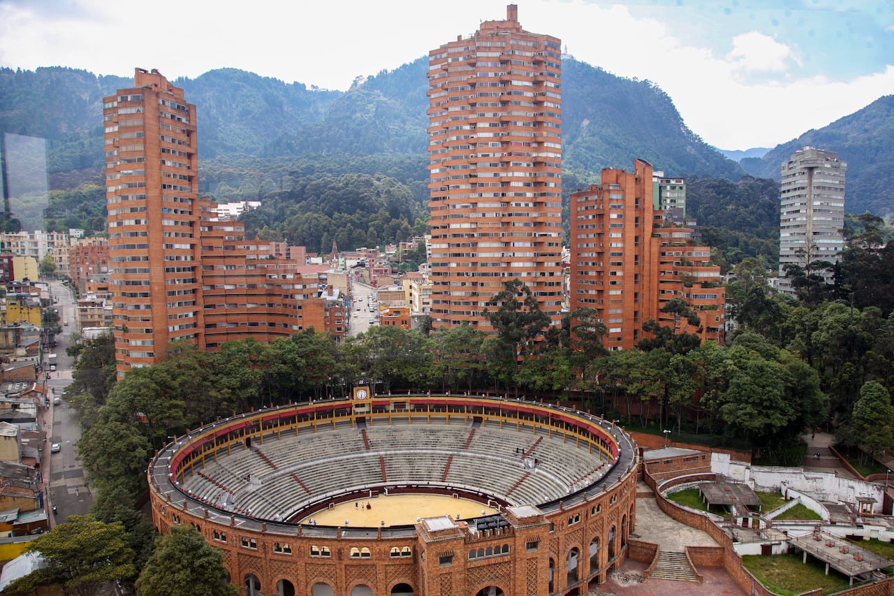 Torres del Parque: este conjunto residencial, diseñado por el arquitecto Rogelio Salmona y ubicado en el barrio La Macarena de Bogotá, es considerada una de las grandes obras de urbanismo del país, pues fue pensado para integrarse a su entorno, donde se encuentran la Plaza de Toros La Santamaría y el Parque de la Independencia. Foto: León Darío Pelaez / Semana.