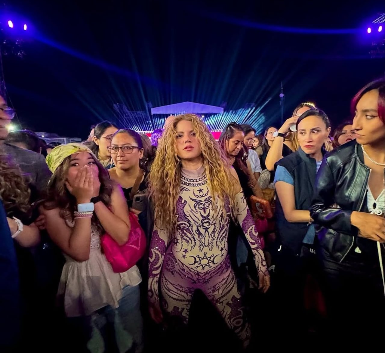 el equipo de seguridad de la cantante bloqueó a “Shakibecca”.