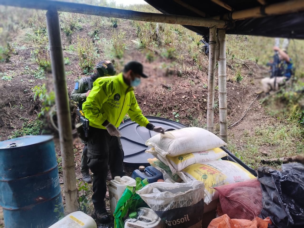 El coronel Henrry Eduardo Ávila López, comandante de la Policía Metropolitana de Popayán, destacó que los dos laboratorios destruidos tenían capacidad para producir aproximadamente 1.389 kilogramos mensuales de clorhidrato de cocaína destinados a mercados nacionales e internacionales. "Cada laboratorio destruido representa un golpe directo a las finanzas de estas organizaciones", afirmó el oficial.