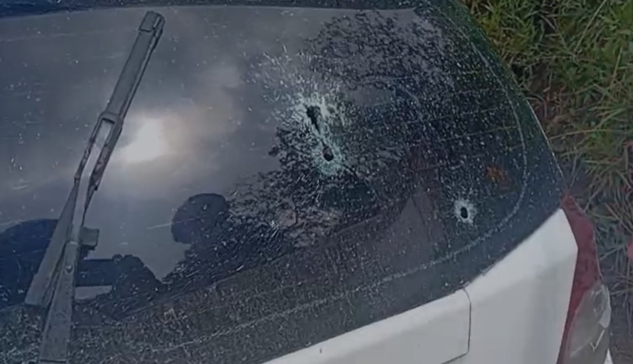 Dentro del automotor fueron encontrados dos hombres con heridas de arma de fuego, uno de ellos sin signos vitales y otro gravemente herido, quien fue trasladado a un centro asistencial en Popayán.