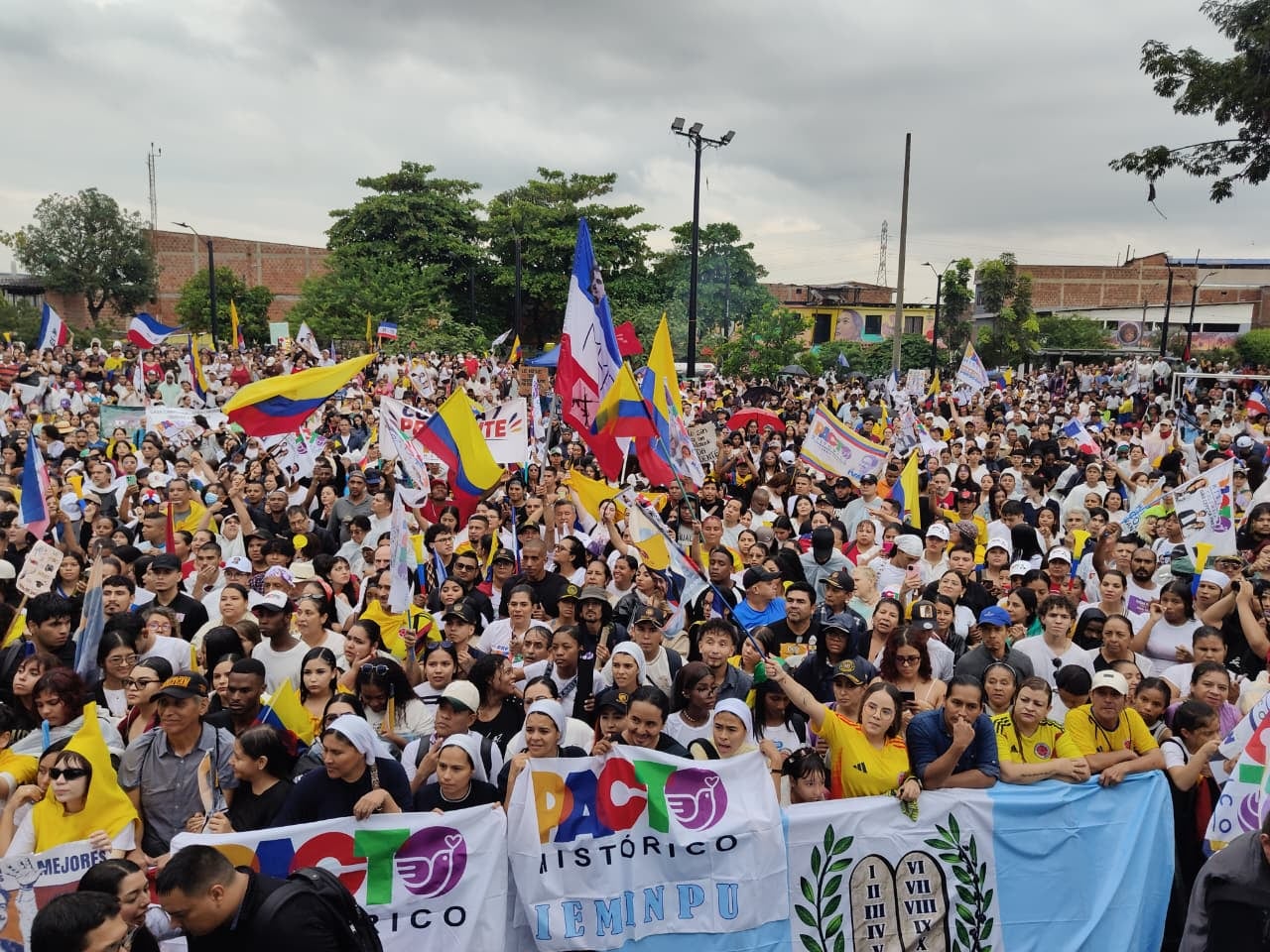 Ciudadanos esperan a Iván Cepeda en el Bulevar del Oriente de Cali este sábado 6 de junio de 2026.