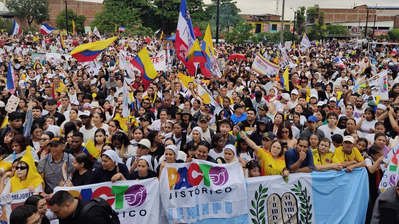 Ciudadanos esperan a Iván Cepeda en el Bulevar del Oriente de Cali este sábado 6 de junio de 2026.