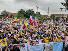 Ciudadanos esperan a Iván Cepeda en el Bulevar del Oriente de Cali este sábado 6 de junio de 2026.