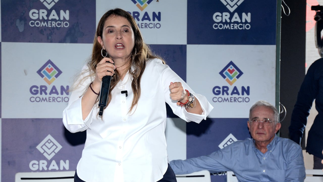 El líder del Centro Democrático, el expresidente Álvaro Uribe Vélez, llegó este martes a un centro comercial del centro de Cali, junto a la candidata presidencial de esa colectividad, Paloma Valencia. Foto: Jorge Orozco.