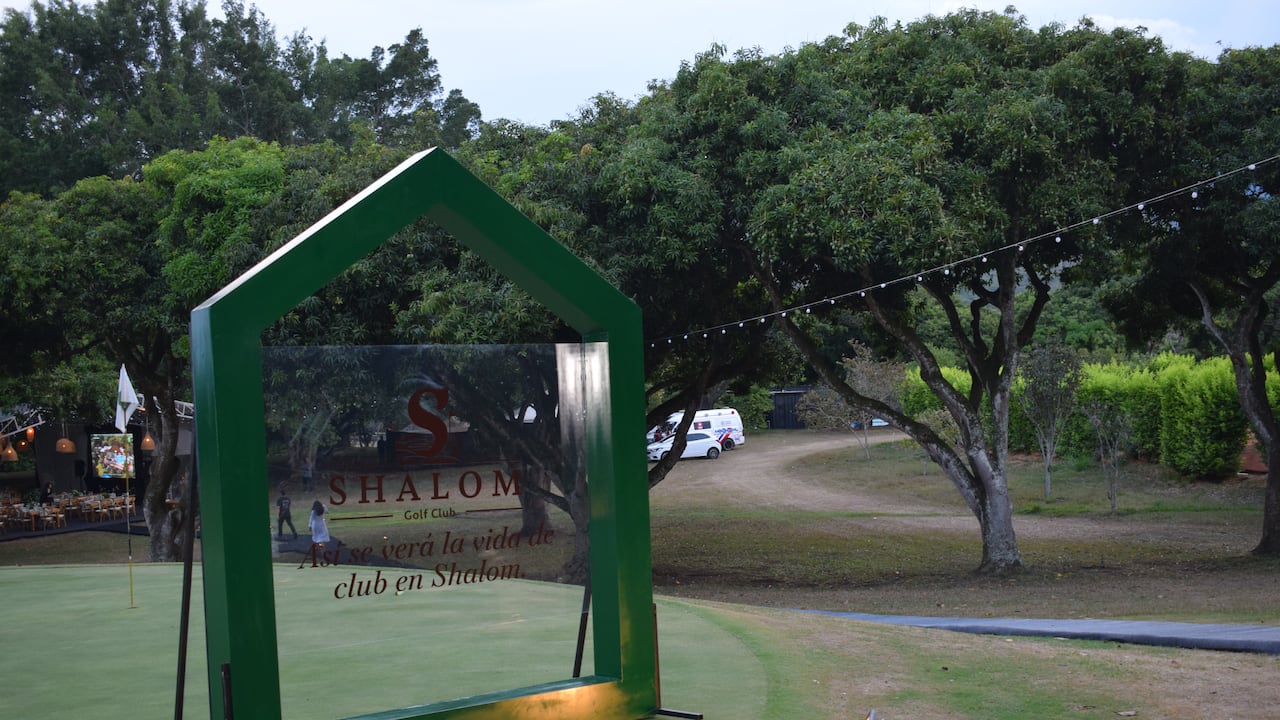 Shalom Golf Club integra el entorno natural de Pance, incluyendo visuales hacia los Farallones y la ribera del río Pance, a la vida cotidiana de sus residentes.