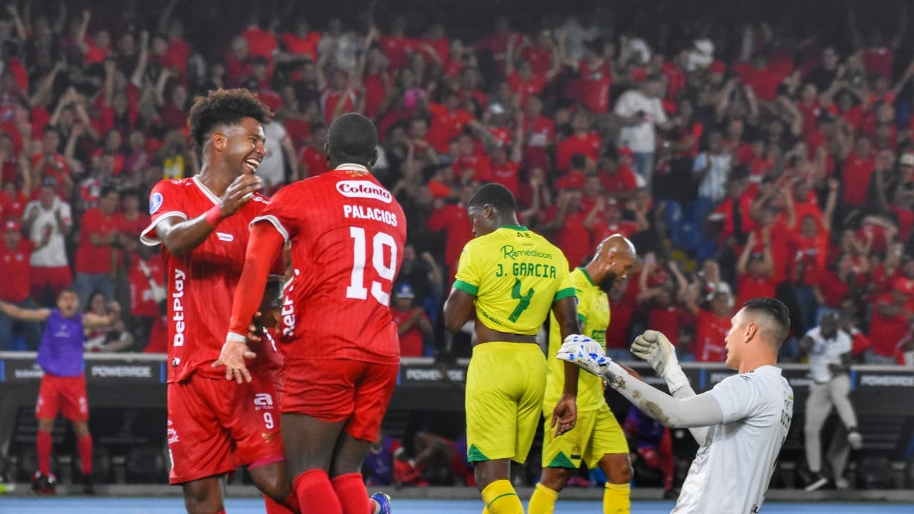 Momento del compromiso entre América de Cali y Atlético Bucaramanga por los playoffs de la Copa Sudamericana 2026.