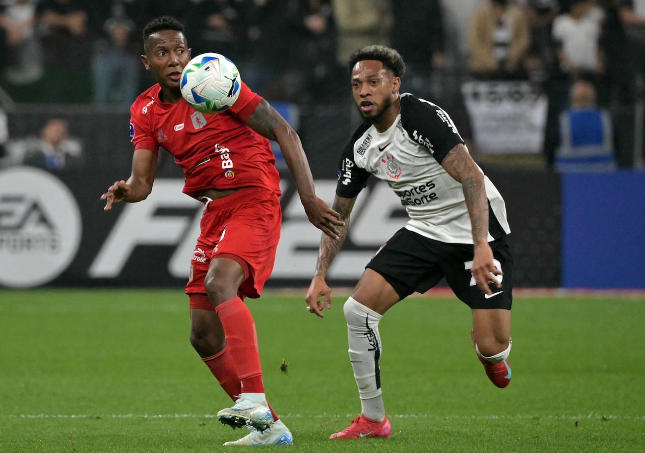 El mediocampista #26 del América de Cali Esneyder Mena y el defensa venezolano #70 del Corinthians José Martínez disputan el balón.