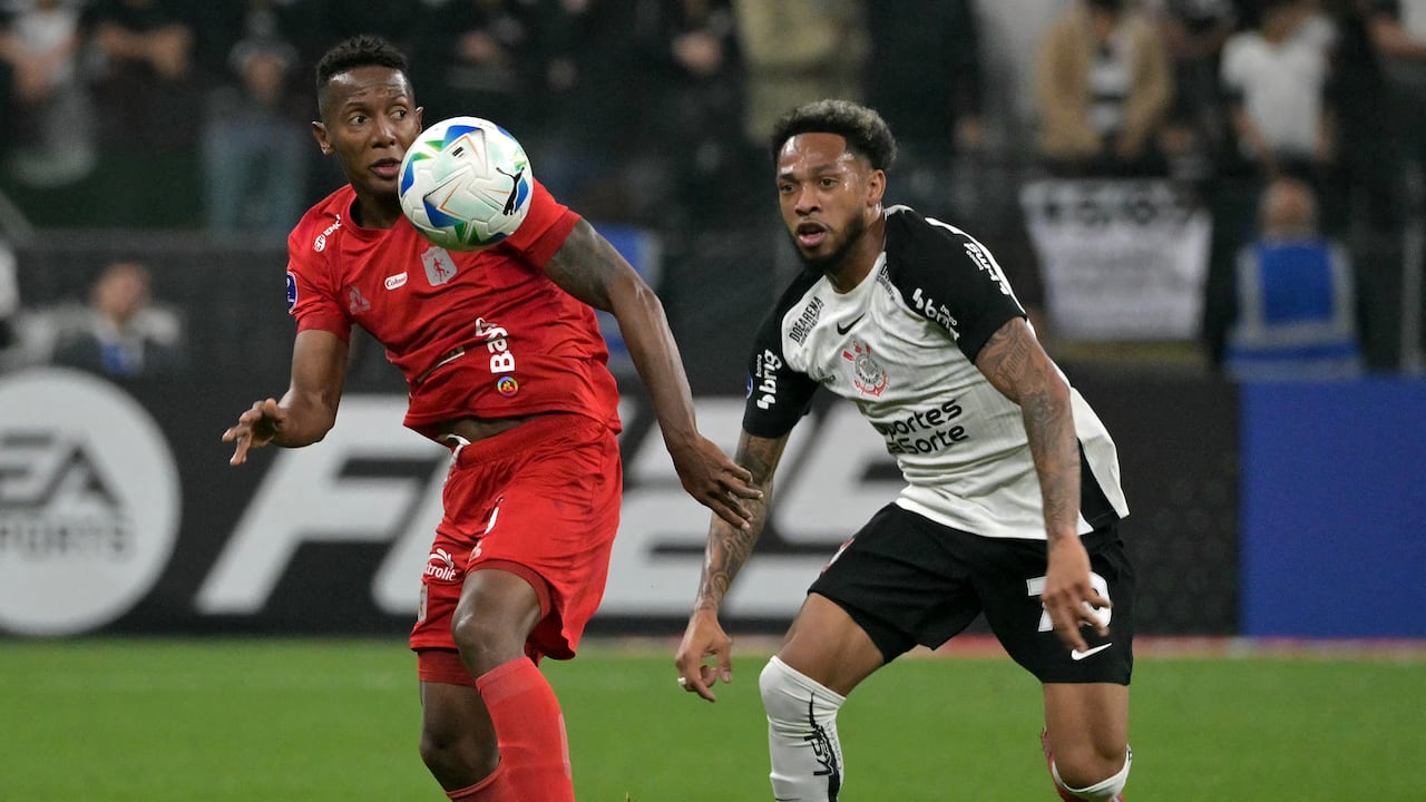 El mediocampista #26 del América de Cali Esneyder Mena y el defensa venezolano #70 del Corinthians José Martínez disputan el balón.