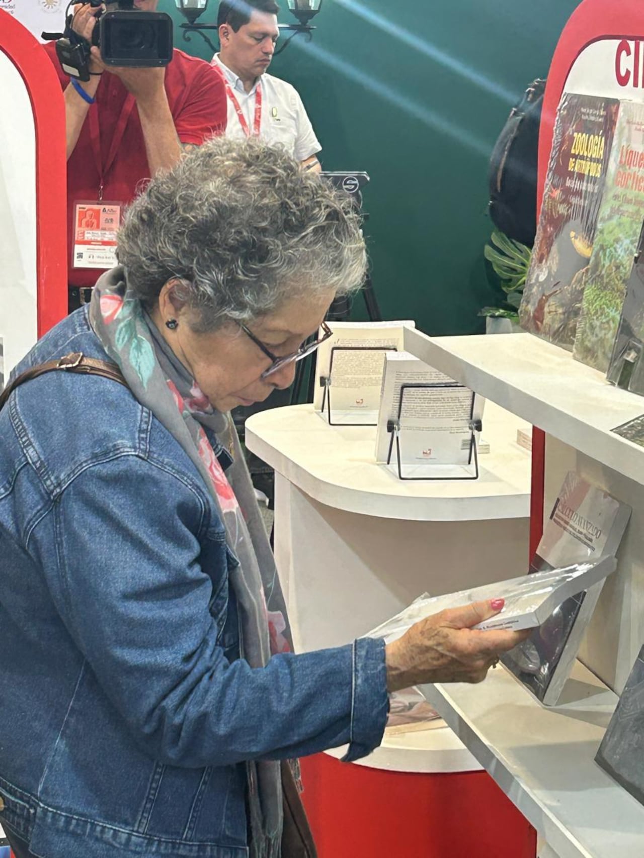 Stand de Univalle en la FILBo reúne autores y presenta nuevas obras