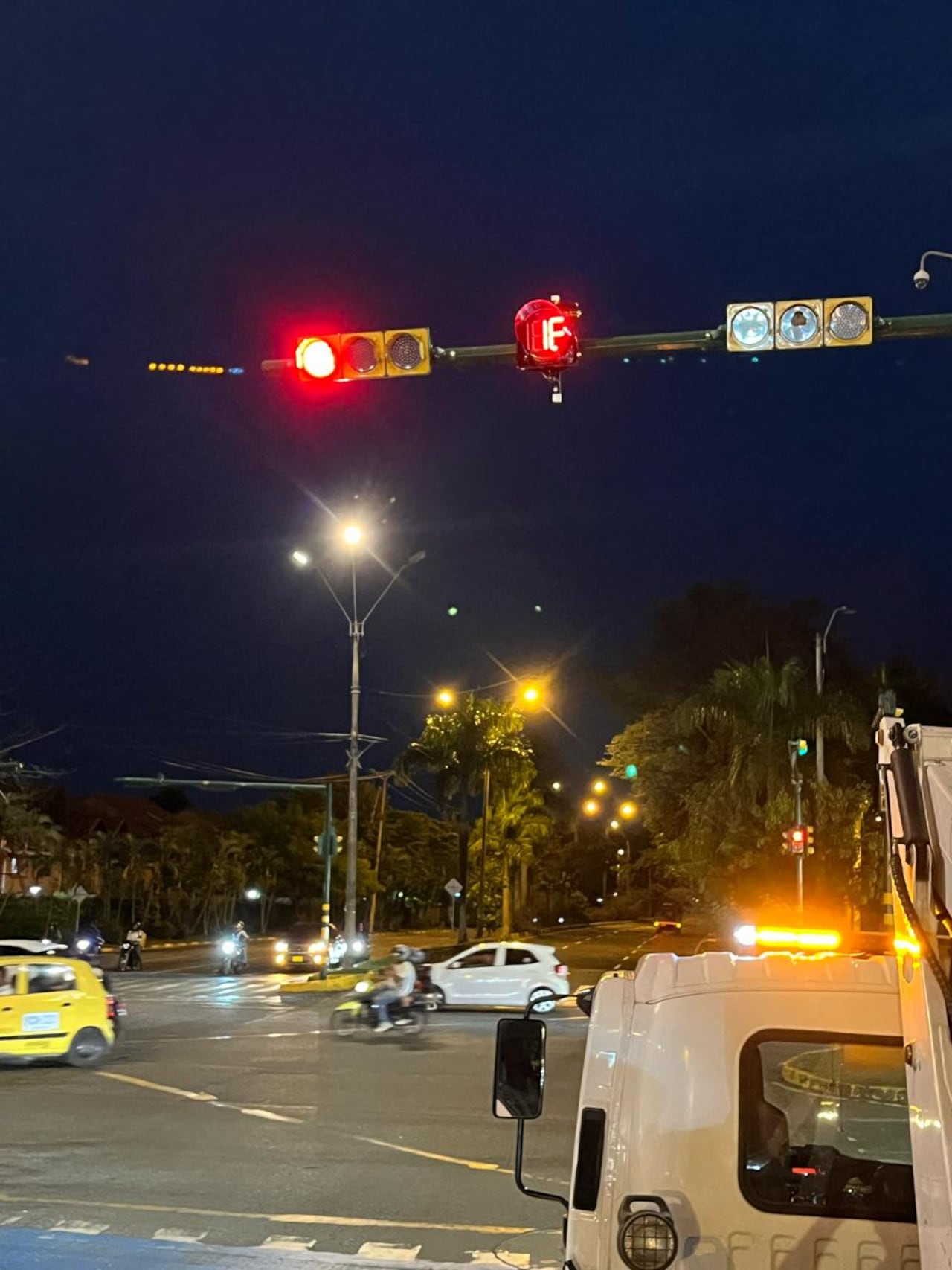 Operarios agilizan la instalación de los 60 nuevos temporizadores semafóricos en los principales corredores viales de Cali vigilados por cámaras de fotodetección.
