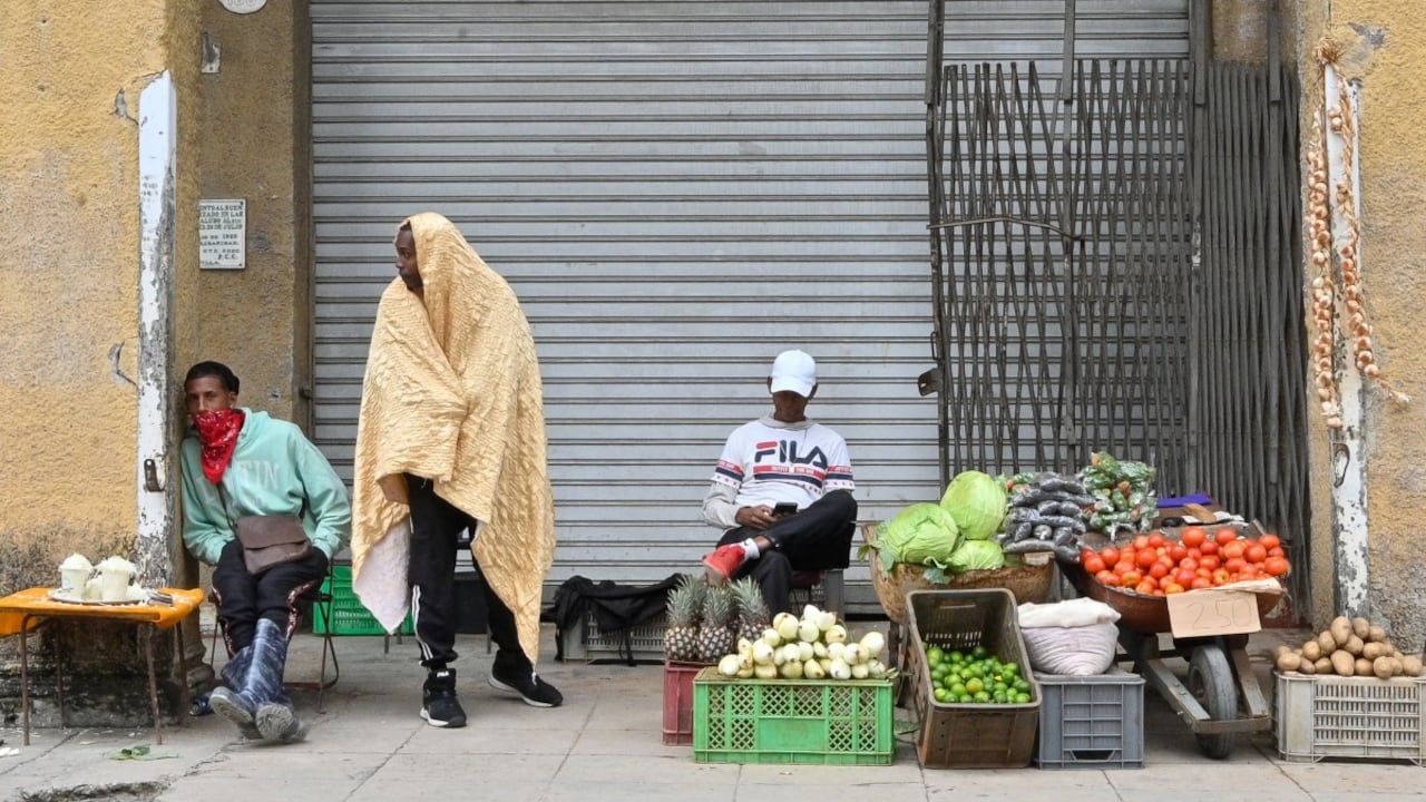 Vendedores ambulantes abrigados trabajan en una calle de La Habana, país que entra en crisis por la falta de petróleo.