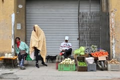 Vendedores ambulantes abrigados trabajan en una calle de La Habana, país que entra en crisis por la falta de petróleo.