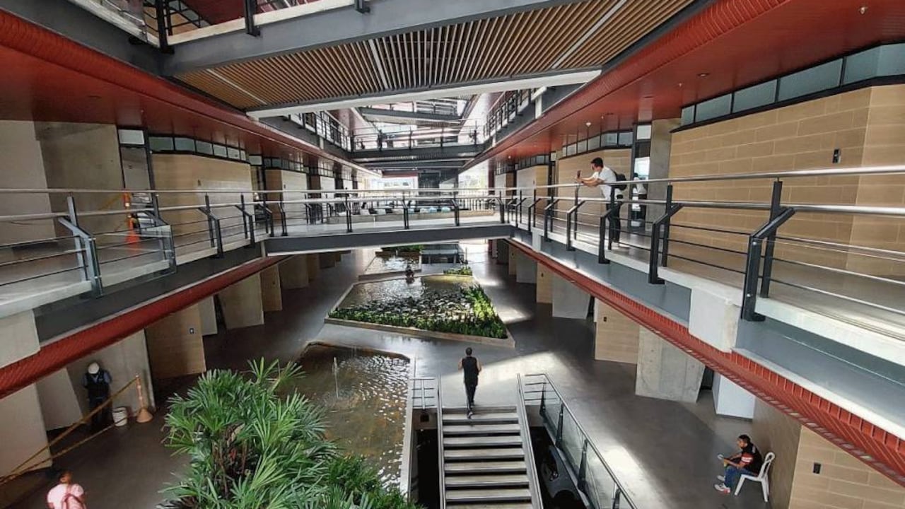 El edificio de posgrados de la Universidad Santiago de Cali es un lugar que se destaca por su novedosa infraestructora, zonas verdes y tecnología de punta que contribuyen a la calidad académica y al bienestar de los estudiantes.